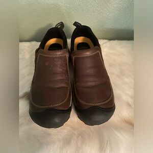 Keen Men’s leather slip on hikers. Size US 9 or EU 42. EUC